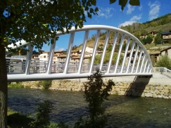 Pasarela de peatones sobre el río Segre en Martinet